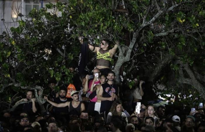 Robes, danseurs cachés, pyrotechniques… Lady Gaga met le feu à Rio avec un méga-concert libre -.