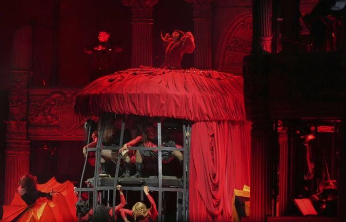 Robes, danseurs cachés, pyrotechniques… Lady Gaga met le feu à Rio avec un méga-concert libre -.