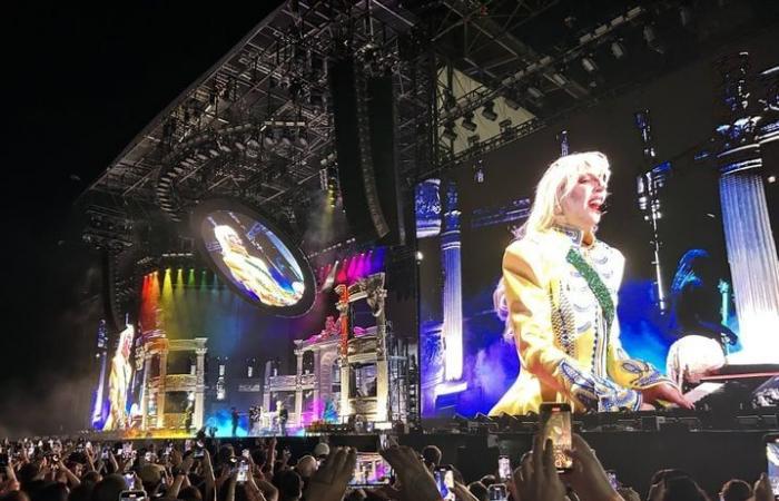 Robes, danseurs cachés, pyrotechniques… Lady Gaga met le feu à Rio avec un méga-concert libre -.