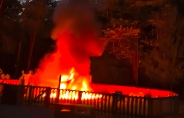 Un terrain de jeu a mis le feu 24 heures après son inauguration -.