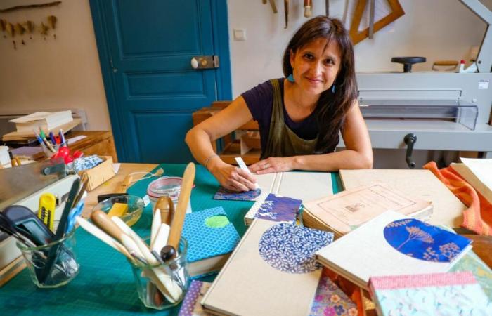 De son atelier dans la vallée d’Ossau, elle propose un nouveau chapitre aux livres -.