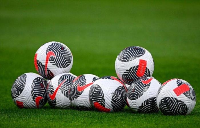Le capitaine d’une équipe signe son premier contrat professionnel avec un club de Ligue 2 (off) -.