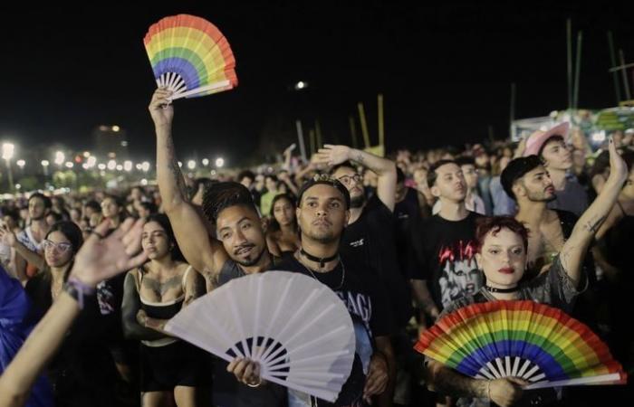 Robes, danseurs cachés, pyrotechniques… Lady Gaga met le feu à Rio avec un méga-concert libre -.