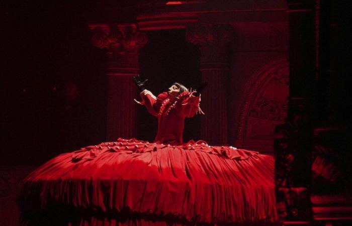 Robes, danseurs cachés, pyrotechniques… Lady Gaga met le feu à Rio avec un méga-concert libre -.