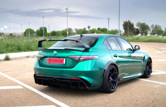Une rare alfa Romeo Giulia GTAM à vendre aux enchères -.