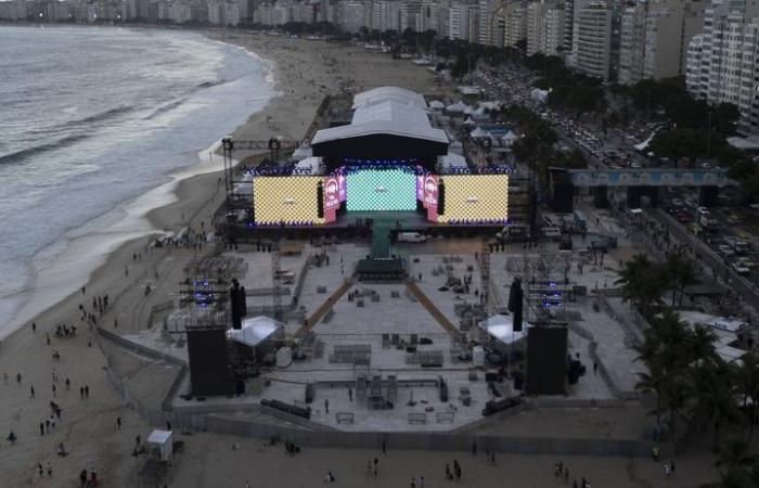 Robes, danseurs cachés, pyrotechniques… Lady Gaga met le feu à Rio avec un méga-concert libre -.