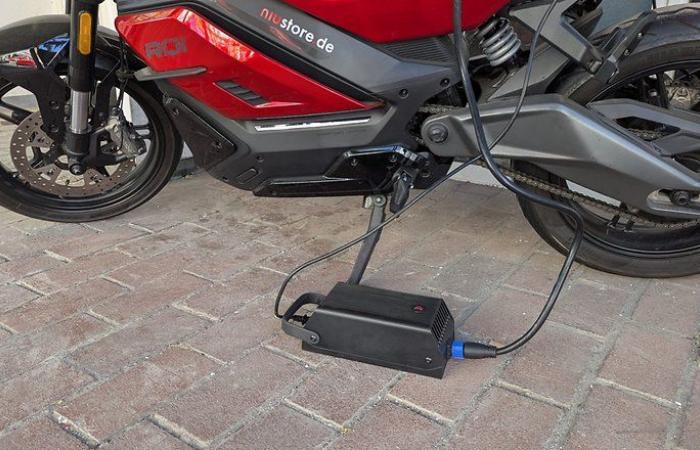 Une moto électrique abordable avec un look sérieux -.