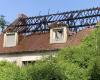 La maison accroupie monte en fumée -.