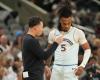 Mitch Johnson prend la lumière des Spurs alors qu’il succède au légendaire Gregg Popovich après un mandat en tant qu’entraîneur historique. -.
