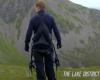 En regardant en arrière sur les cascades de Tom Cruise à Lake District -.