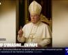 Donald Trump publie une photo de lui dans Pope sur son réseau social -.