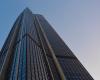 Paris: Un homme arrêté au sommet de la tour Montparnasse après des mains nues sans sécurité: nouvelles -.