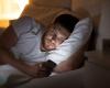 Passez-vous 1 heure sur votre téléphone avant de dormir? Voici à quel point il augmente le risque d’insomnie -.