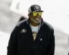 Antonio Brown attaque Deion Sanders lorsqu’une querelle familiale éclate, mais l’entraîneur Sanders choisit le chemin de la dignité avec amour et grâce. -.