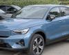 La voiture de Joaquin Phoenix, un VOLVO SUV, a volé devant sa maison à Los Angeles -.